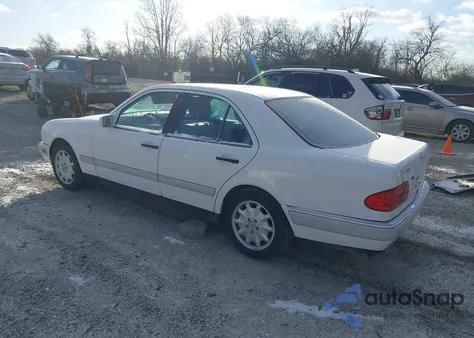 1997 Mercedes-Benz E 320 z USA, uszkodzony, nr VIN WDBJF55F4VJ025240